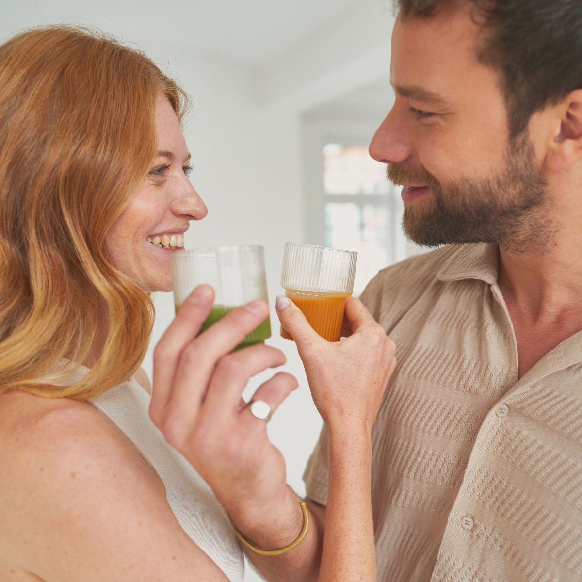 Mann und Frau mit Saft